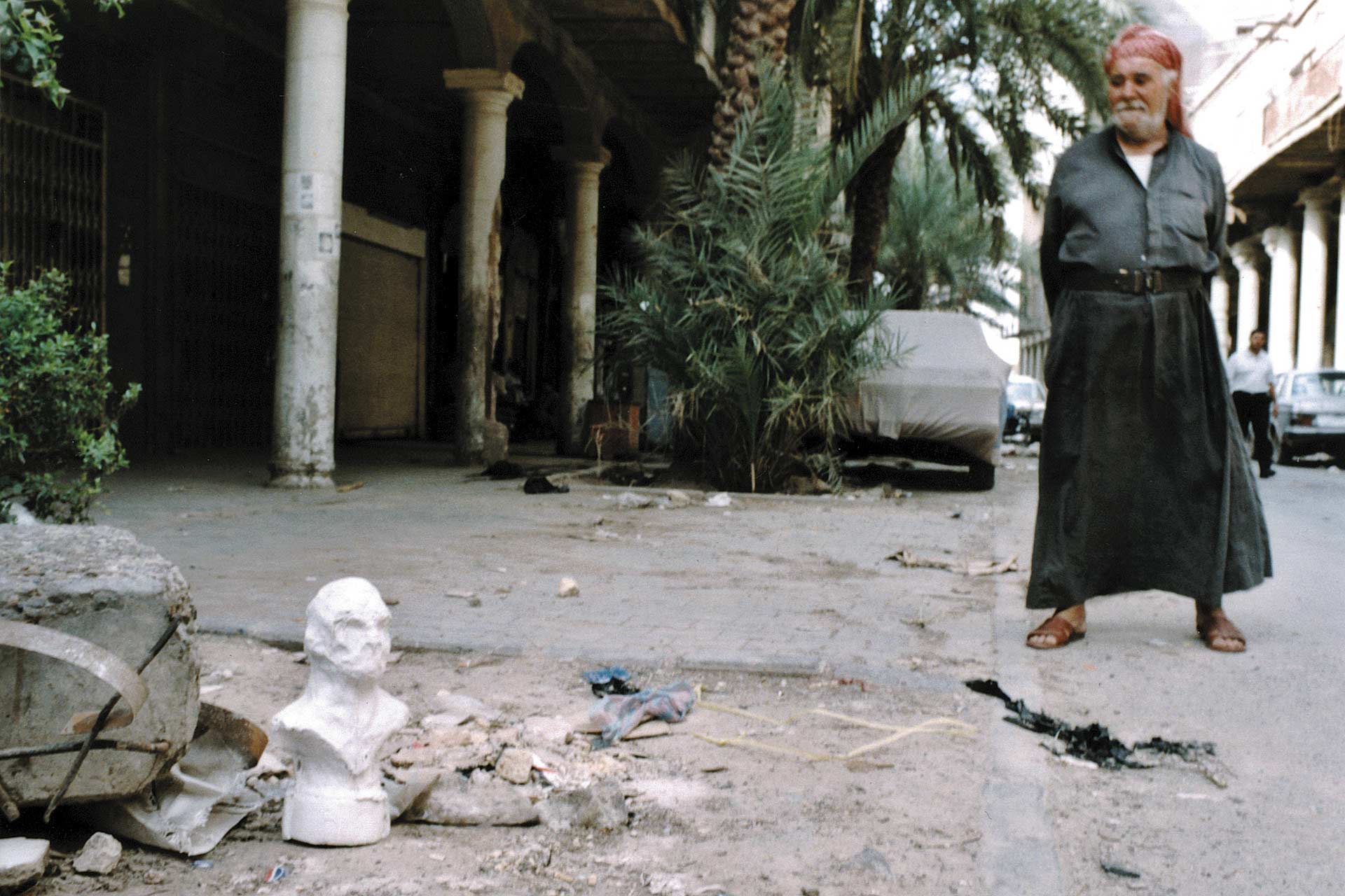 Envinronmental Wanderer (Baghdad, Iraq) 2002, ongoing Project involving 5 plaster casts left in different locations around the world. C-type Print on aluminium, 100x70 cm.