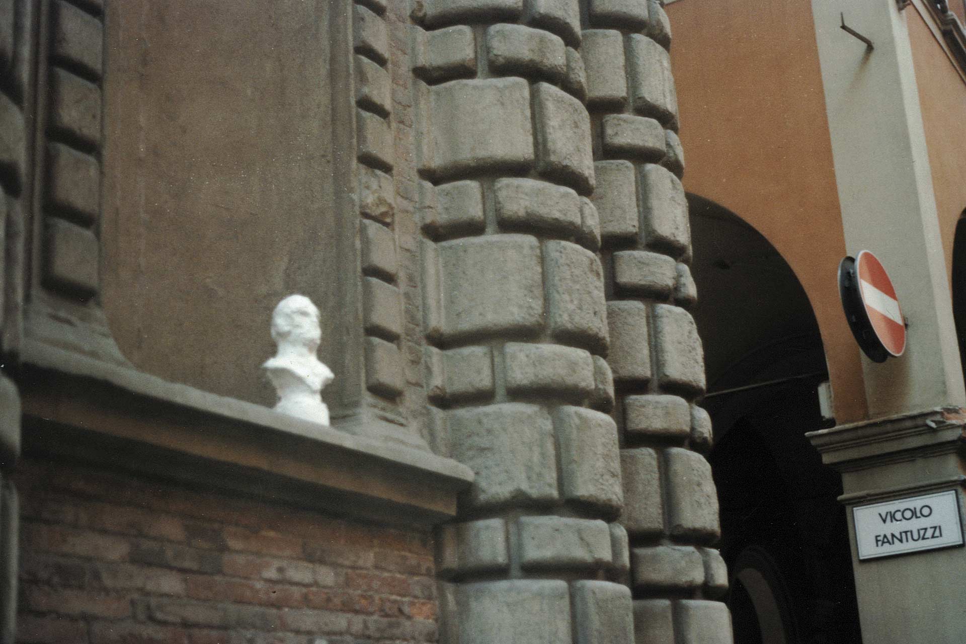 Envinronmental Wanderer (Bologna, Italy) 2001, ongoing Project involving 5 plaster casts left in different locations around the world. C-type Print on aluminium, 100x70 cm.