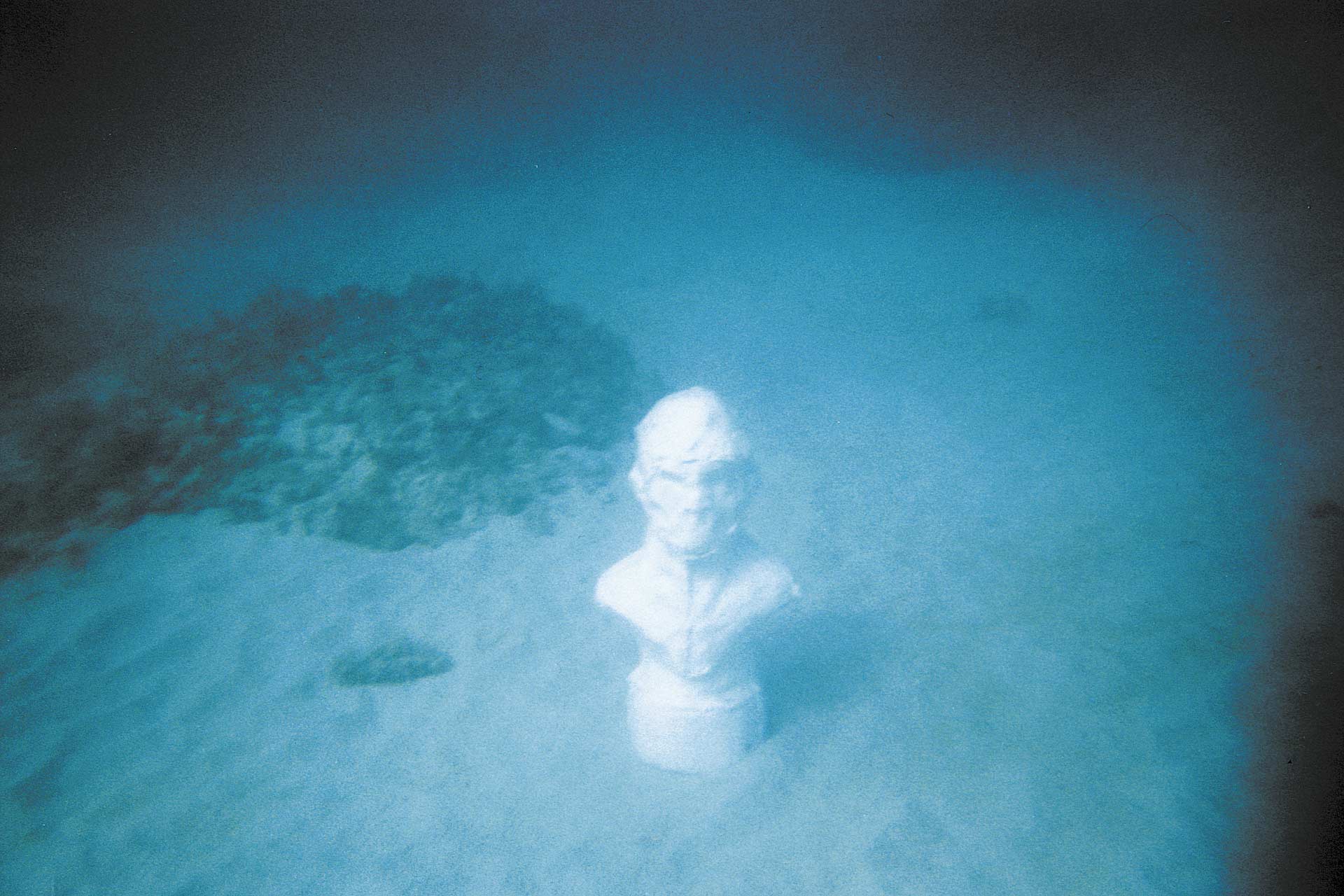 Envinronmental Wanderer (Guanabo, Cuba) 2001, ongoing Project involving 5 plaster casts left in different locations around the world. C-type Print on aluminium, 100x70 cm.