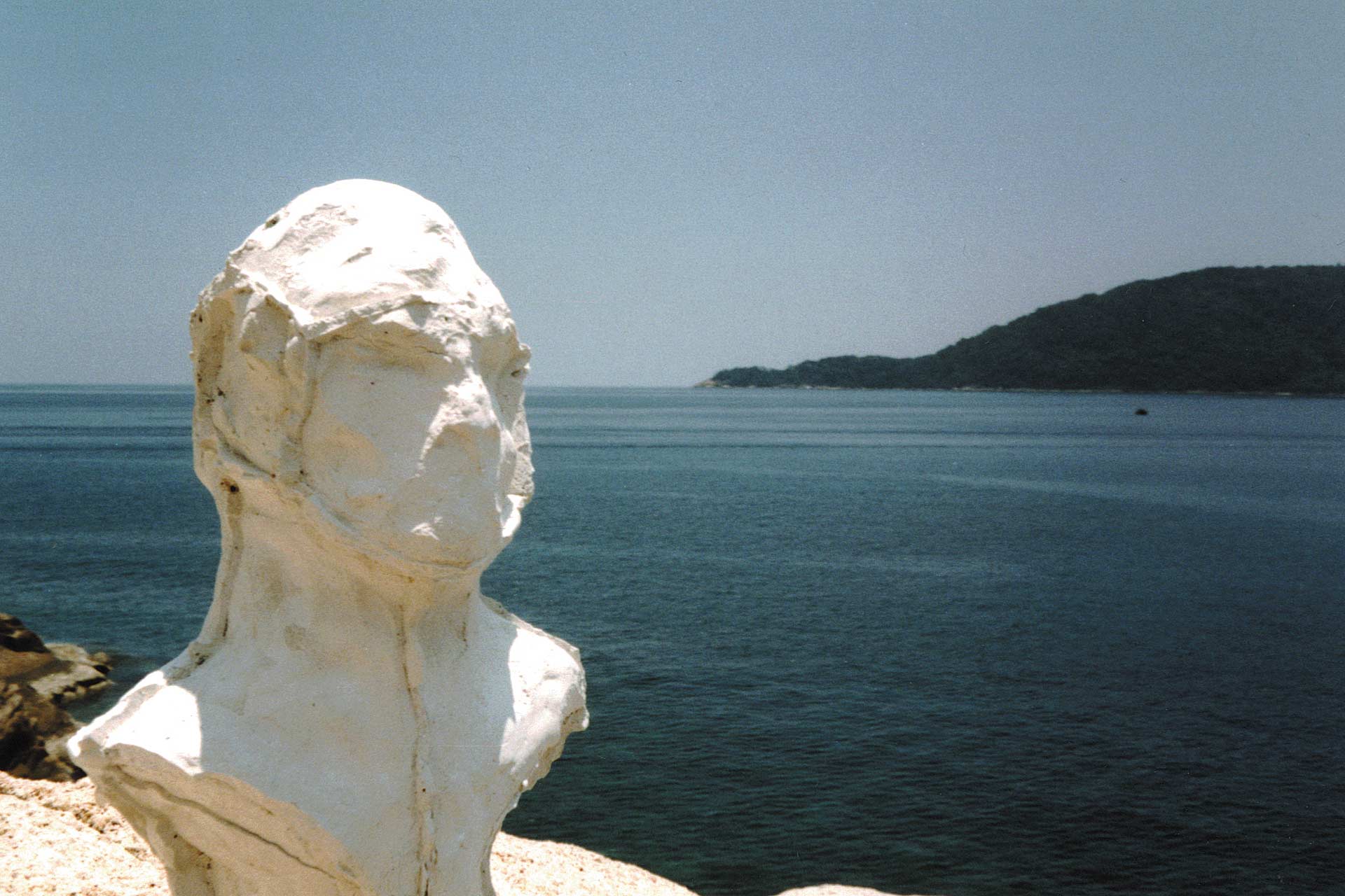 Envinronmental Wanderer (Perenthian Island, Malaysia) 2002, ongoing Project involving 5 plaster casts left in different locations around the world. C-type Print on aluminium, 100x70 cm.