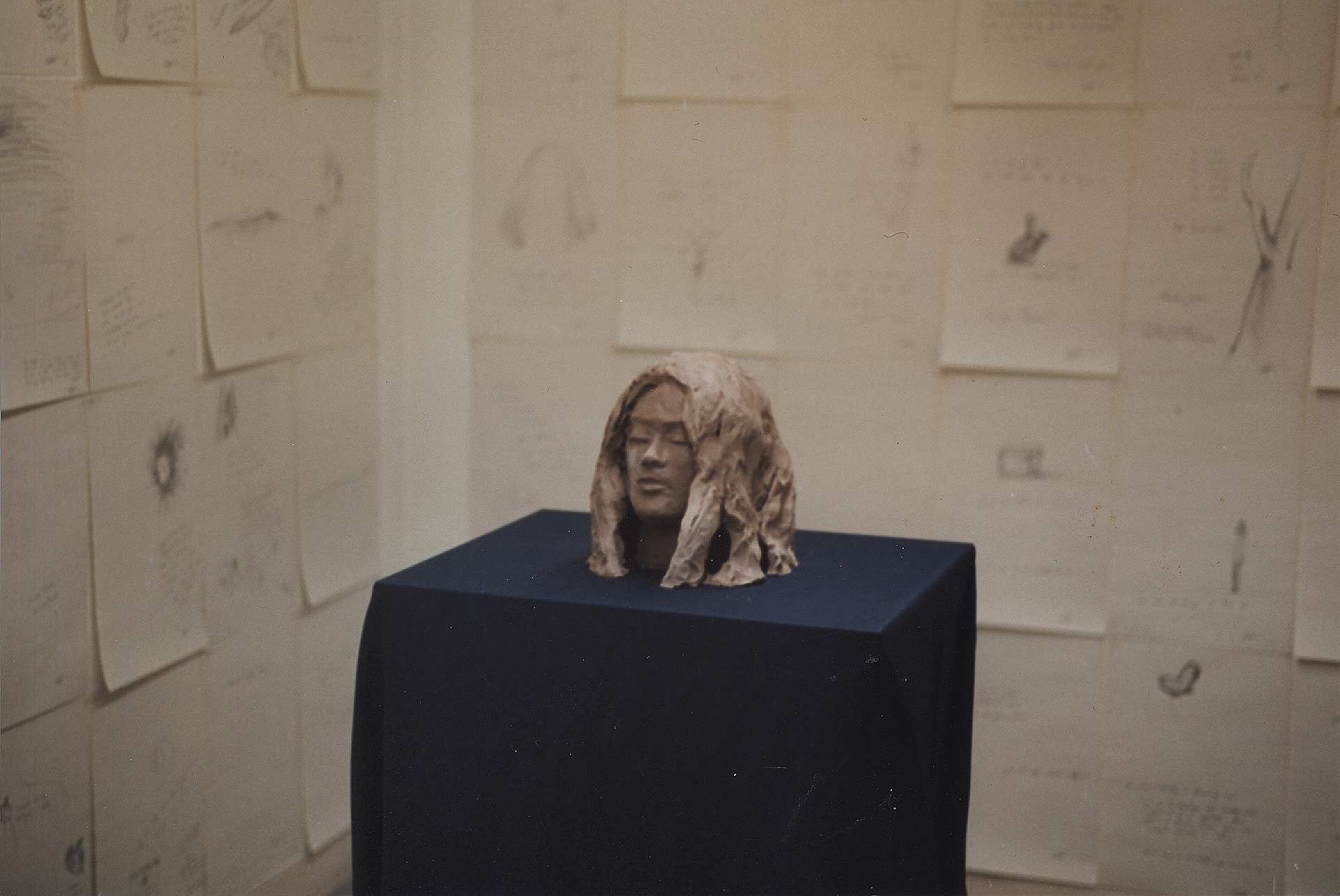 Miss En, 1999, installation with 100 drawings and a sculpture